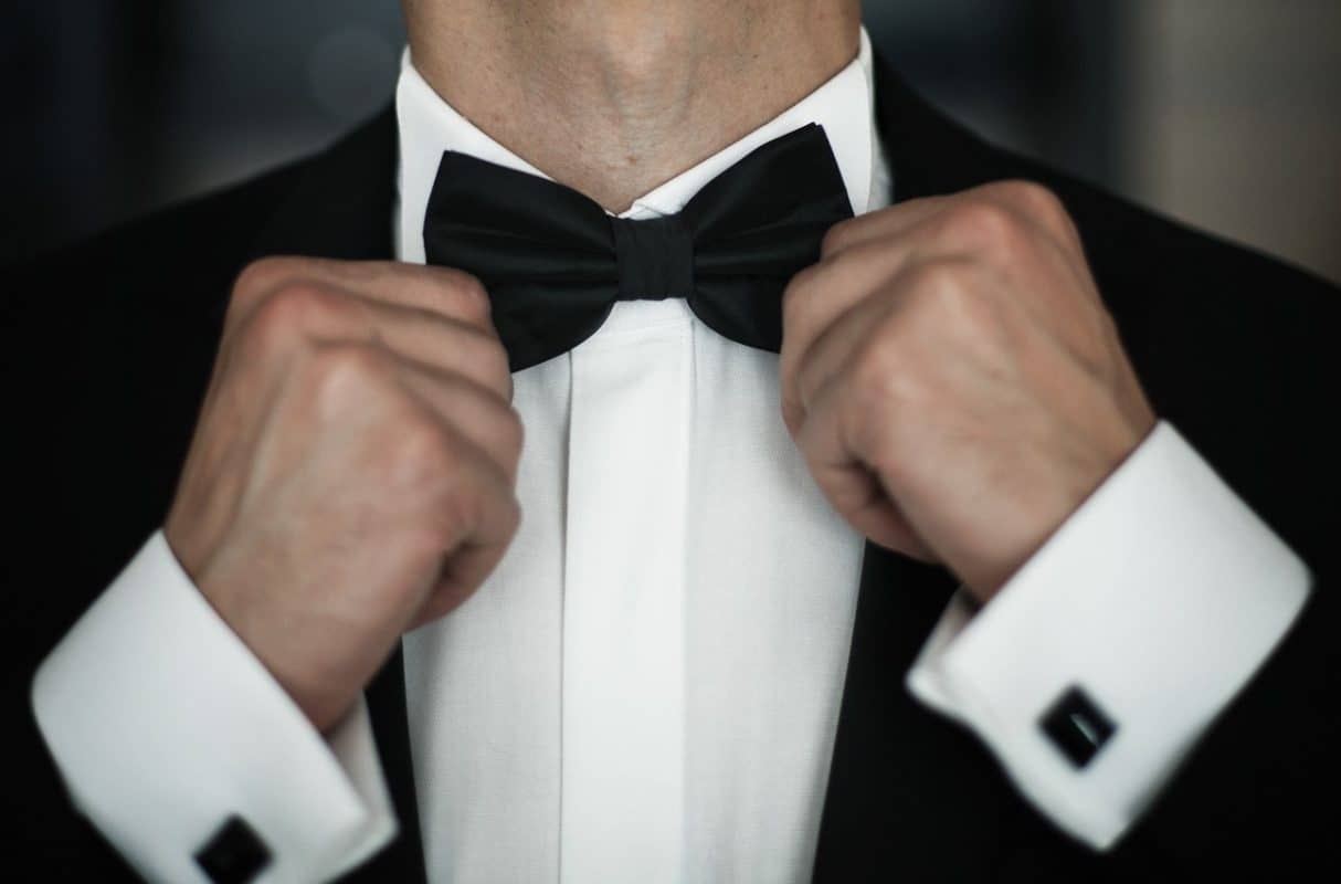 Los accesorios correctos para combinar con un smoking negro